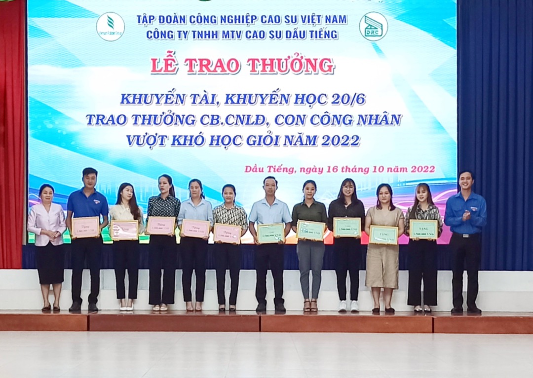 Cao su Dầu Tiếng trao học bổng, khen thưởng khuyến tài khuyến học năm 2022