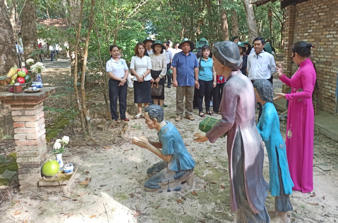 Đoàn cán bộ Ủy ban Mặt trận tổ quốc Việt Nam tỉnh Bình Dương tham quan khu Di tích lịch sử “Vườn cao su thời Pháp thuộc”