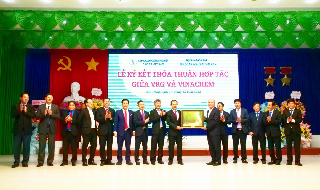 Tập đoàn Công nghiệp Cao su Việt Nam ký kết hợp tác với Tập đoàn Hóa chất Việt Nam