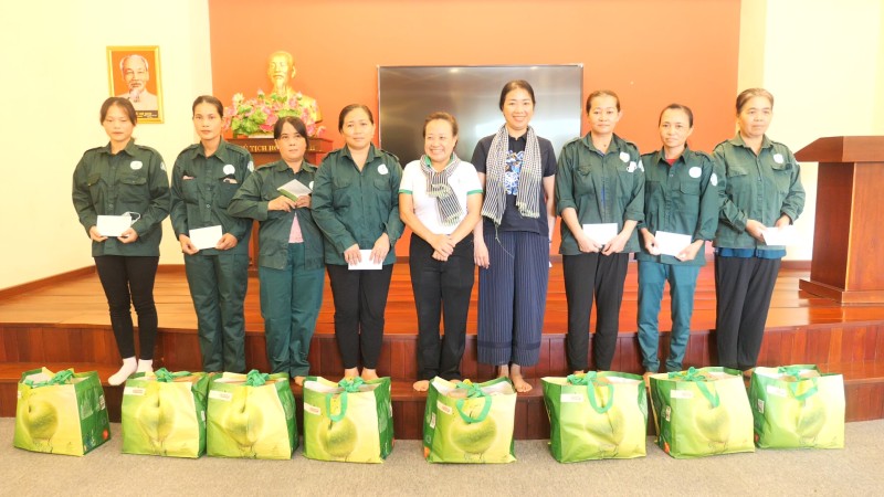 Công đoàn Cơ quan Tập đoàn CNCSVN (VRG) trao tặng 34 phần quà cho nữ công nhân lao động khó khăn tại Game tx uy tín
 nhân dịp 20/10