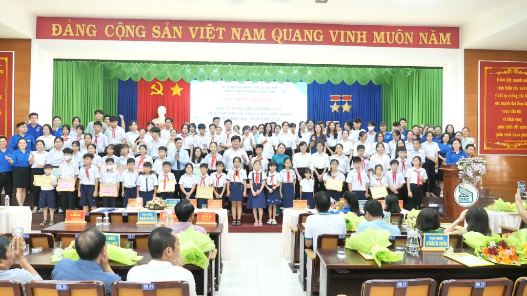 Cao su Dầu Tiếng khen thưởng 195 học sinh, sinh viên vượt khó học giỏi