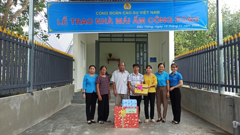 Công đoàn Cao su Việt Nam trao “Mái ấm Công Đoàn” cho công nhân Nông trường Long Tân (Cao su Dầu Tiếng)