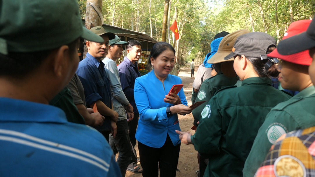 Lãnh đạo Công ty TNHH MTV Cao su Dầu Tiếng thăm hỏi, động viên công nhân lao động ngày ra quân đầu năm 2024