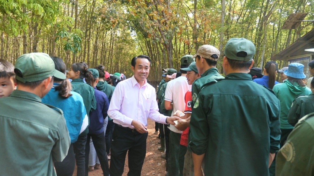 Lãnh đạo Công ty TNHH MTV Cao su Dầu Tiếng thăm hỏi, động viên công nhân lao động ngày ra quân đầu năm 2024