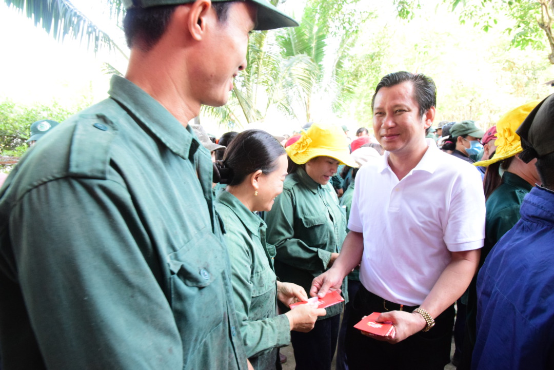 Lãnh đạo Công ty TNHH MTV Cao su Dầu Tiếng thăm hỏi, động viên công nhân lao động ngày ra quân đầu năm 2024