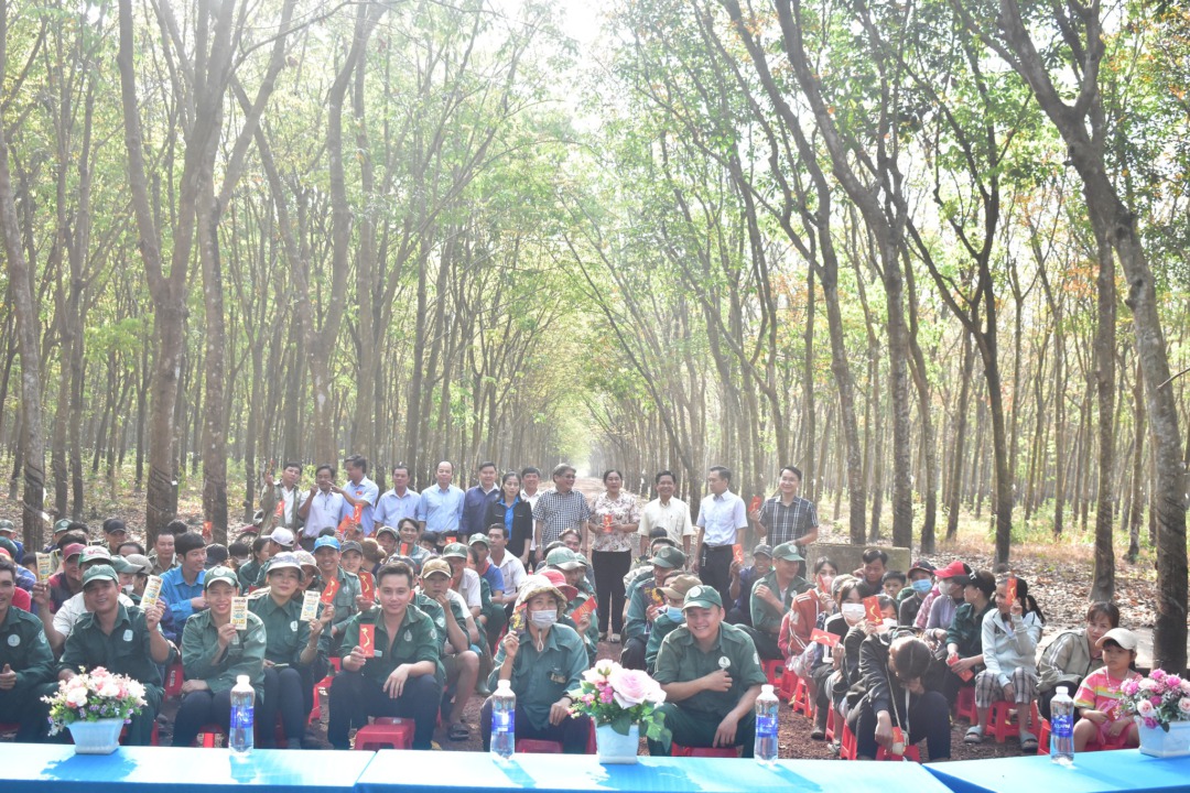 Lãnh đạo Công ty TNHH MTV Cao su Dầu Tiếng thăm hỏi, động viên công nhân lao động ngày ra quân đầu năm 2024