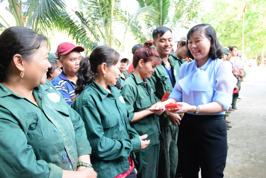 Lãnh đạo Công ty TNHH MTV Cao su Dầu Tiếng thăm hỏi, động viên công nhân lao động ngày ra quân đầu năm 2024