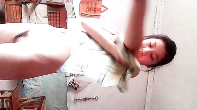 冒充艺校老师让学生们脱光了看看身材怎么样没想到发育的相当火爆